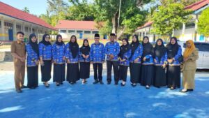 Kekompakan Guru-Guru UPT SMPN PARIANGAN NO.3 Kepulauan Selayar Terpotret di Lingkungan Sekolah